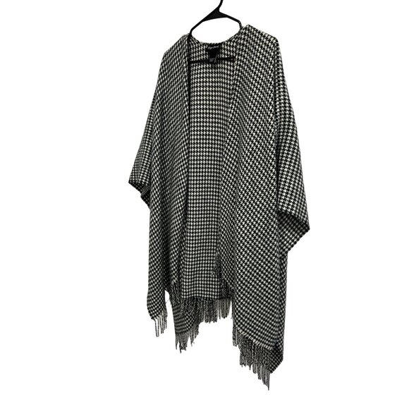 Maggie Barnes Houndstooth Fringed Poncho - Picture 3 of 8